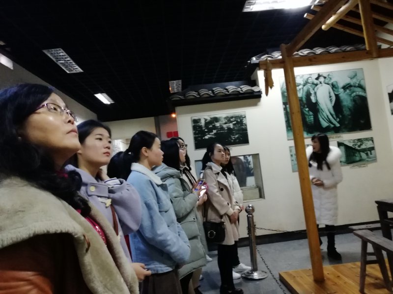 1512977645908029242.jpg 大家认真参观纪念馆.jpg