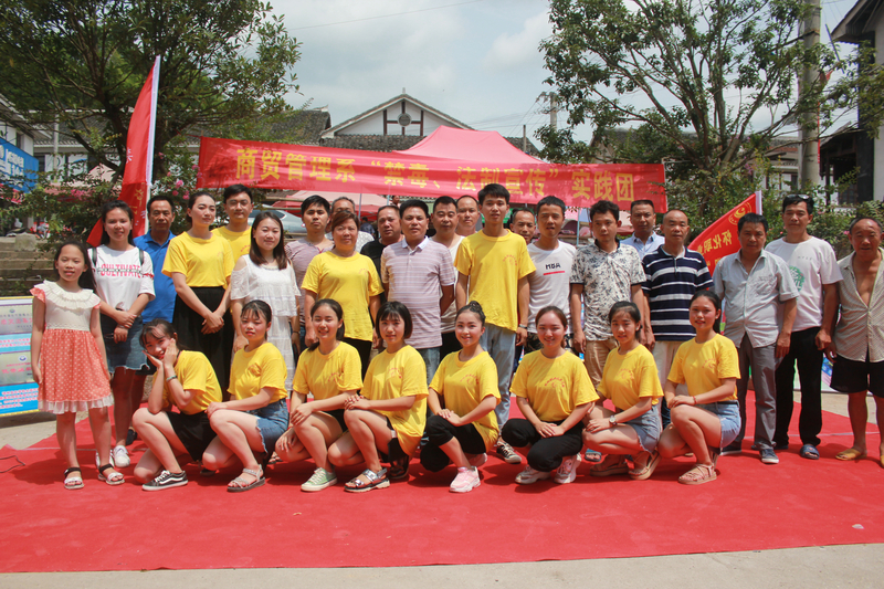 1530865527281004009.jpg 与社区工作人员合影.jpg